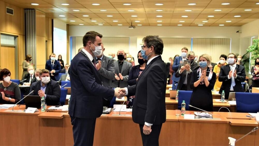 JIří Čeřovský předává staronovému hejtmanovi Martinu Půtovi řízení schůze. Foto: FB M: Půty