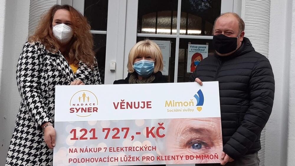 Uprostřed představitelka Nadace Syner Iva Urbanová