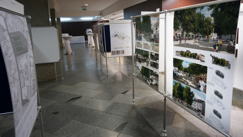 Výstava podává na panelech vyčerpávající informace o každém návrhu.