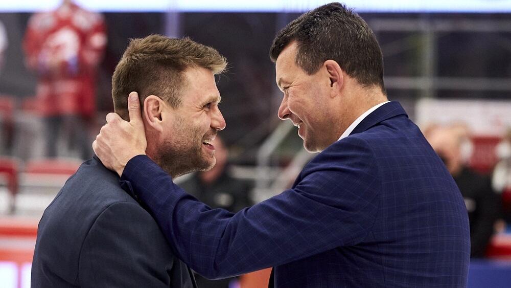 Emoce po prohře v Třinci. Prezident Bílých Tygrů gratuluje třineckému kouči k výhře i k narozeninám. Foto: www.hcbilitygri.cz