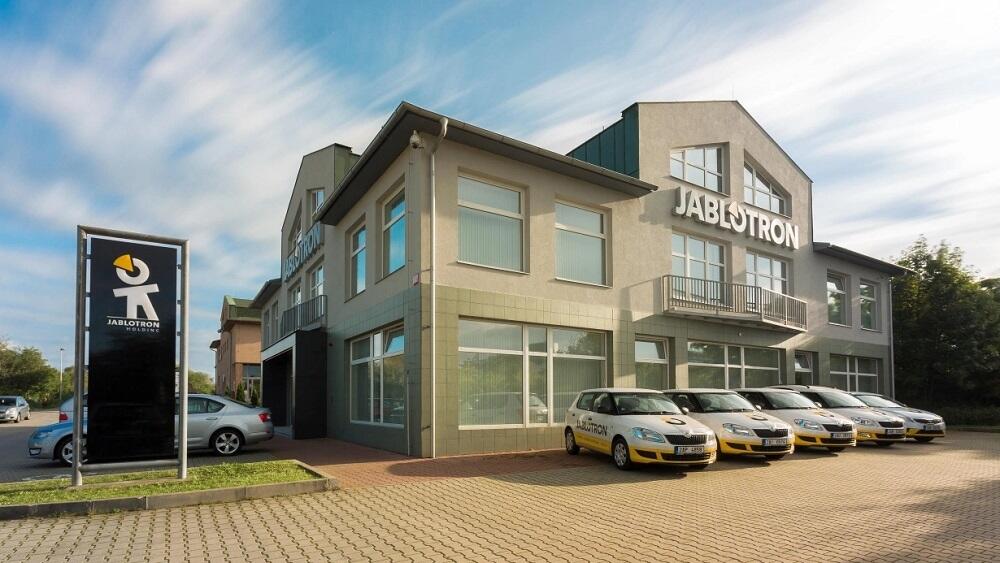 sídlo Jablotronu z www.jablotron.cz. Hořela ale hala na Rýnovické
