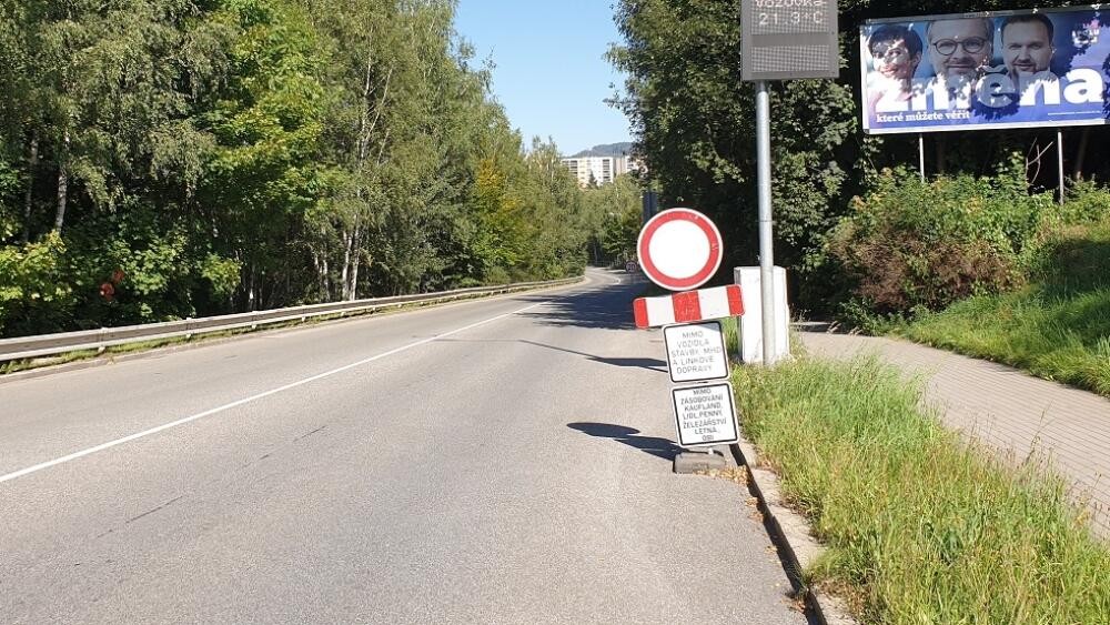 Letná se zakázaným vjezdem od kruhového objezdu na sjezdu z průtahu Libercem.