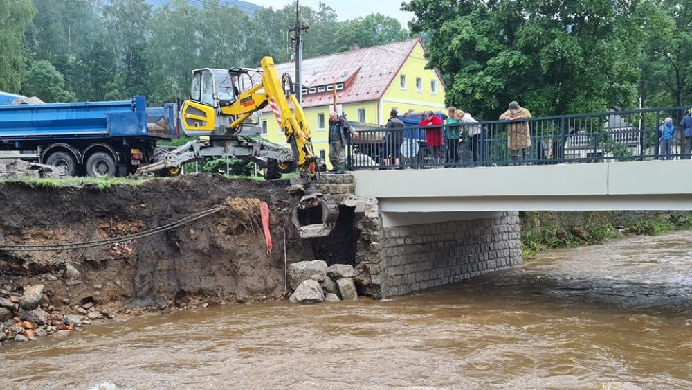 V Hejnicích už odhalili škodu na mostě. Foto: FB starosty J. Demčáka