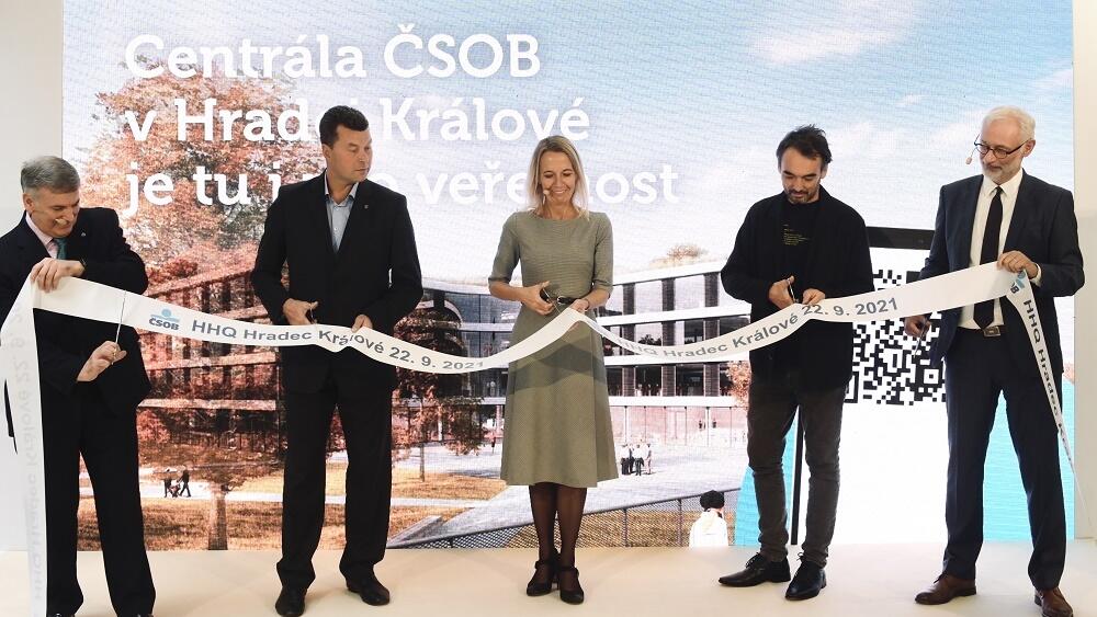 Stříhání pásky se zúčastnil i spolumajitel SYNERu Petr Syrovátko (druhý zleva).