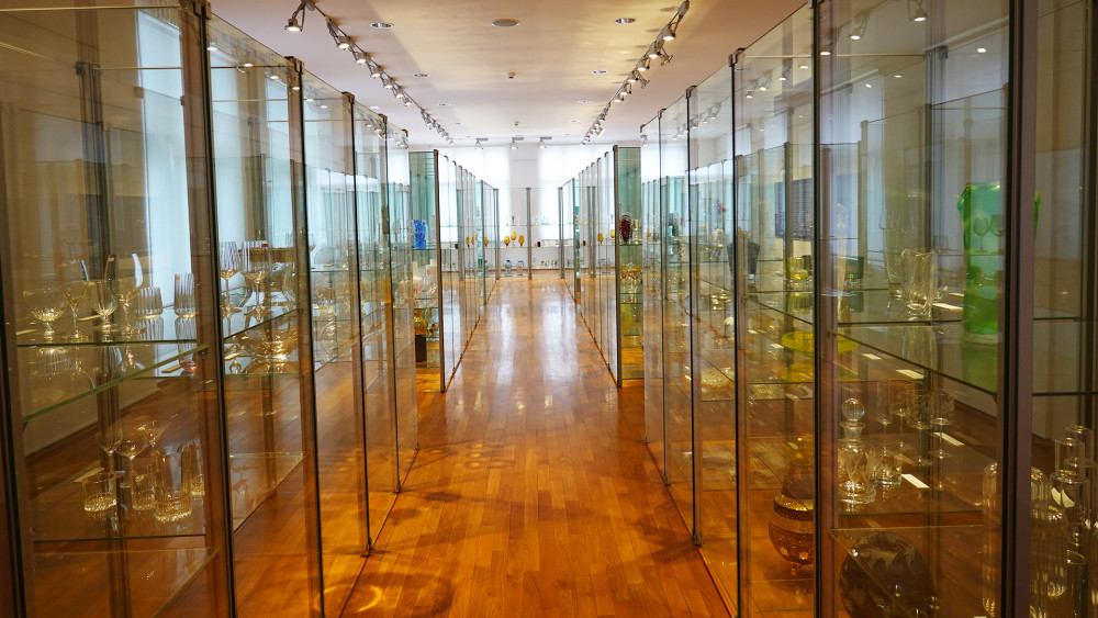 Další exponáty čekají na návštěvníky v tradičních prostorách muzea.