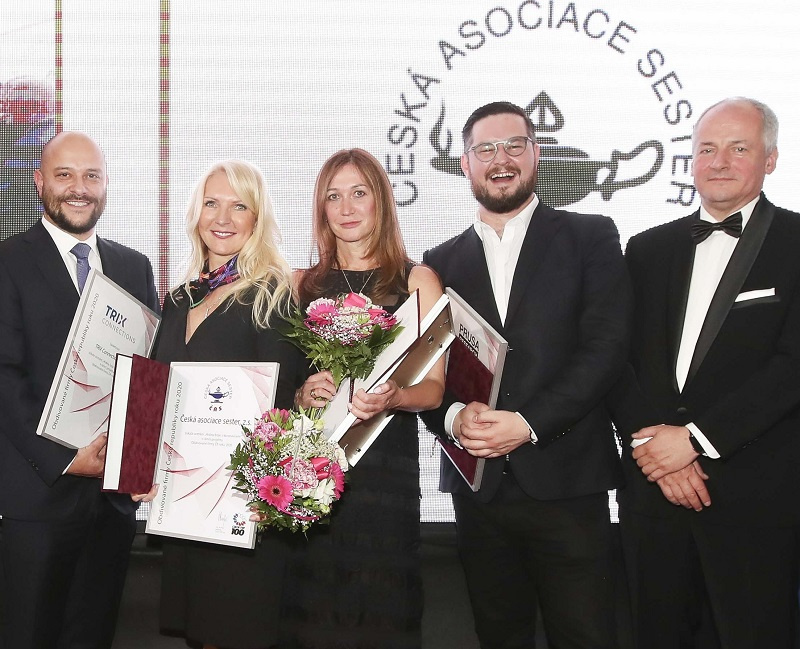 Představitelka Nadace SYNER Eva Syrovátková (uprostřed) obdržela ocenění z rukou Romana Prymuly (vpravo).