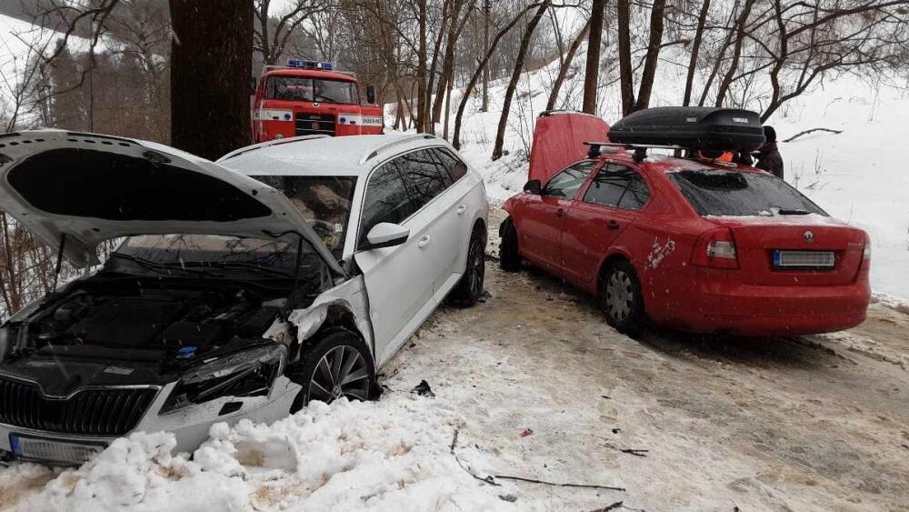 Foto z dopravní nehody 2 OA ve Zlaté Olešnici. Bez zranění. 