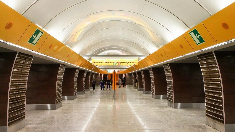 Po liberecké žule šlapou i cestující v pražském metru.