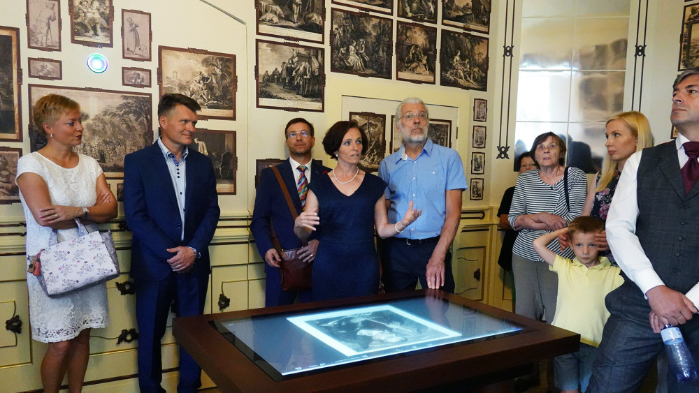 Starostka Eva Burešová předvádí možnosti interaktivního panelu na vyvolání obrazů rytin ze slavné sbírky Valdštejnů.