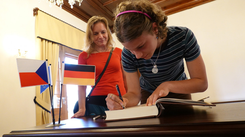 Perlička na závěr. Významní hosté se v zápalu boje zapomněli podepsat do návštěvní knihy, takže první podpis patří návštěvnici Aničce Sochové.