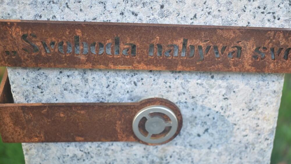 Citáty slavných jsou zasazeny v místních materiálech.