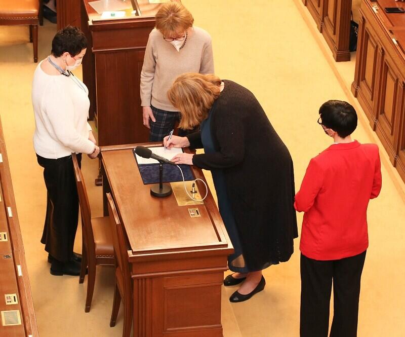Jarmila Levko podepisuje příslušné listiny. Foto: Twitter Poslanecká sněmovna