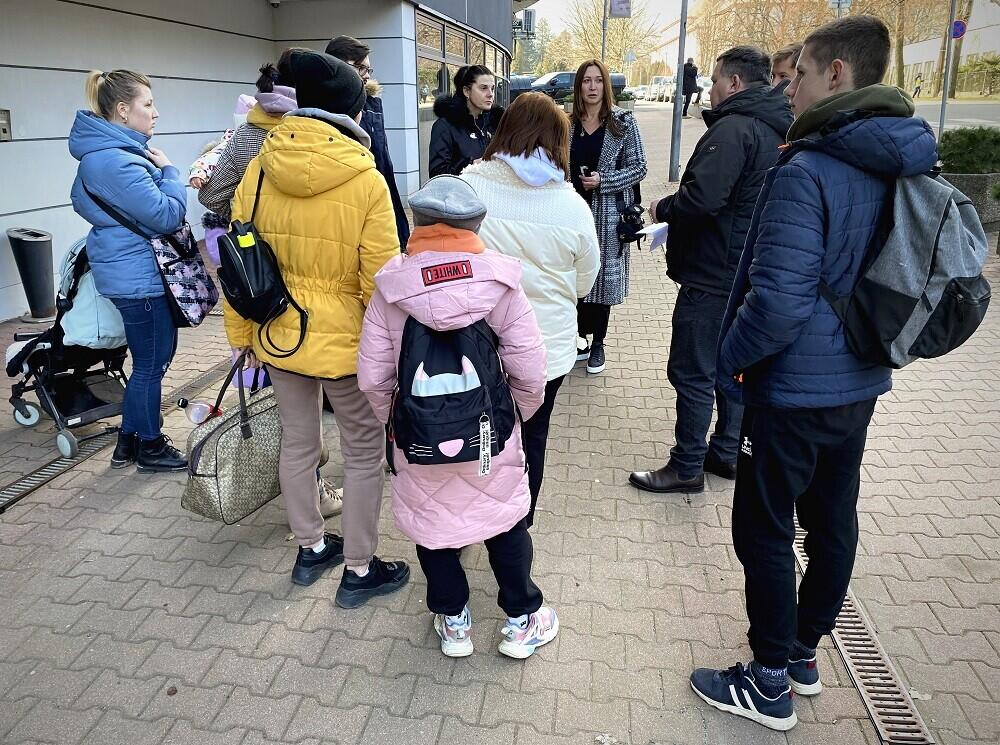 Eva Syrovátková z Nadace SYNER (na snímku čelem k objektivu, dáma vpravo) uvítala v Liberci další skupinu lidí z těžce zkoušené Ukrajiny.