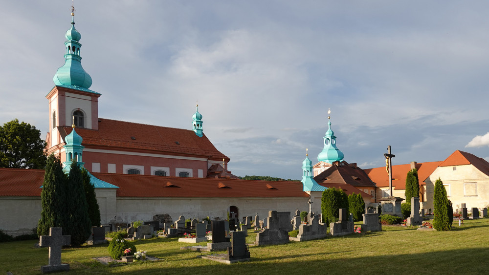 Součástí poutního areálu je hřbitov.