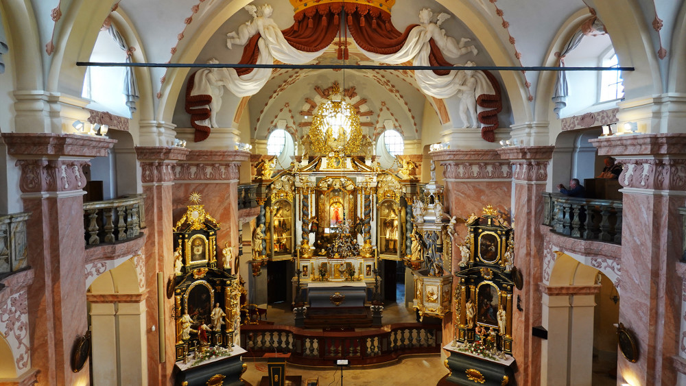 Interiér kostela Navštívení Panny Marie v Horní Polici je nově nasvícený desítkami skrytých reflektorů jako jeden velký umělecký exponát.