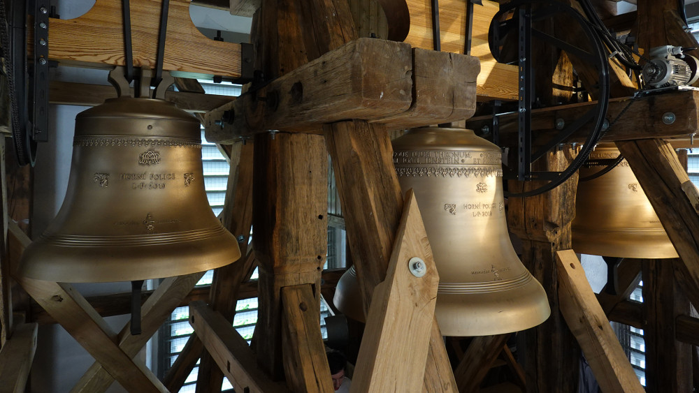 Nové zvony vyrobil mistr zvonař Petr Rudolf Manoušek v holandském Aspenu. Nesou jména Marie, Anna a František na připomínku Anny Marie Františky Toskánské, investorky areálu. Marie váží tunu, Anna 750 kg a František 400 kg.