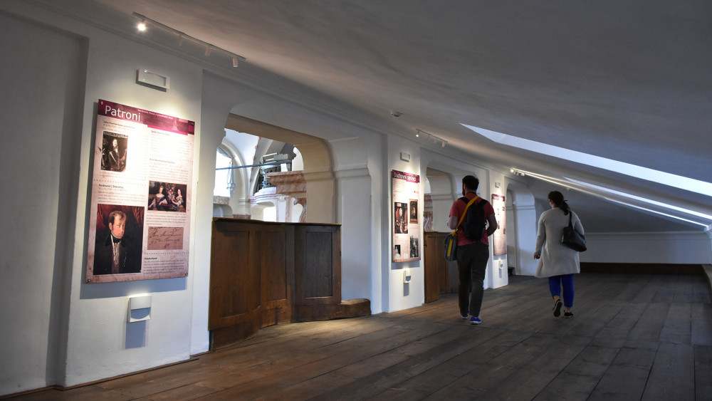 Na ochozech je výstava mapující historii poutního místa.