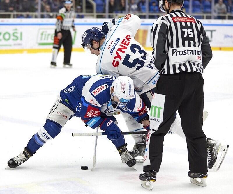 Jaroslav Vlach v souboji. Foto: www.hcbilitygri.cz