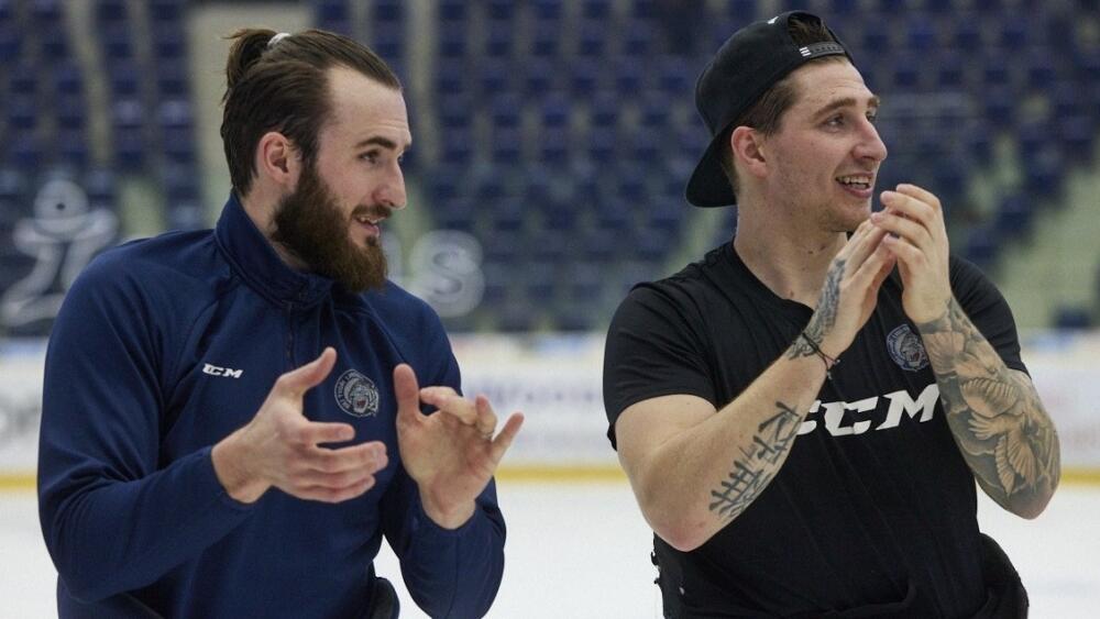Vítězným kolegům tleskají Vlach a Filipi. Foto: www.hcbilitygri.cz