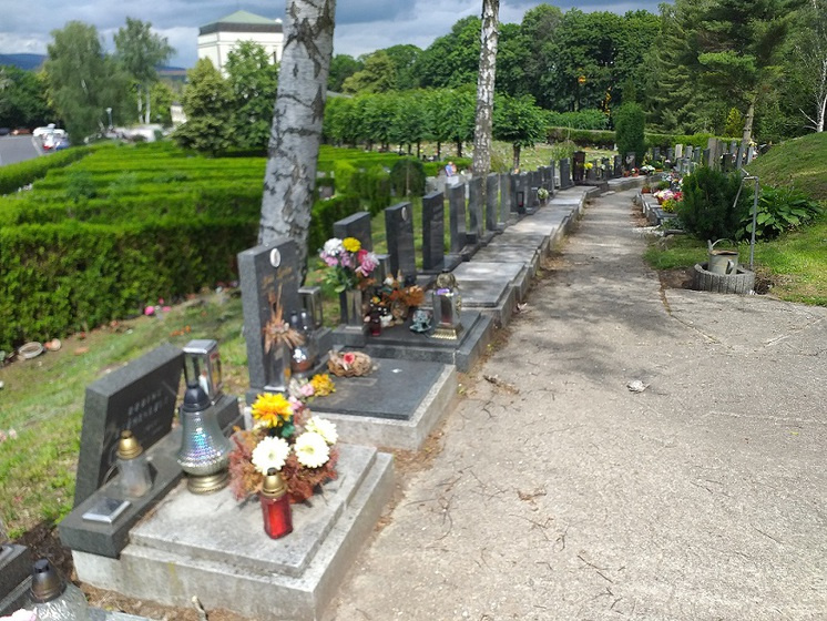Hřbitov po řádění vandalů