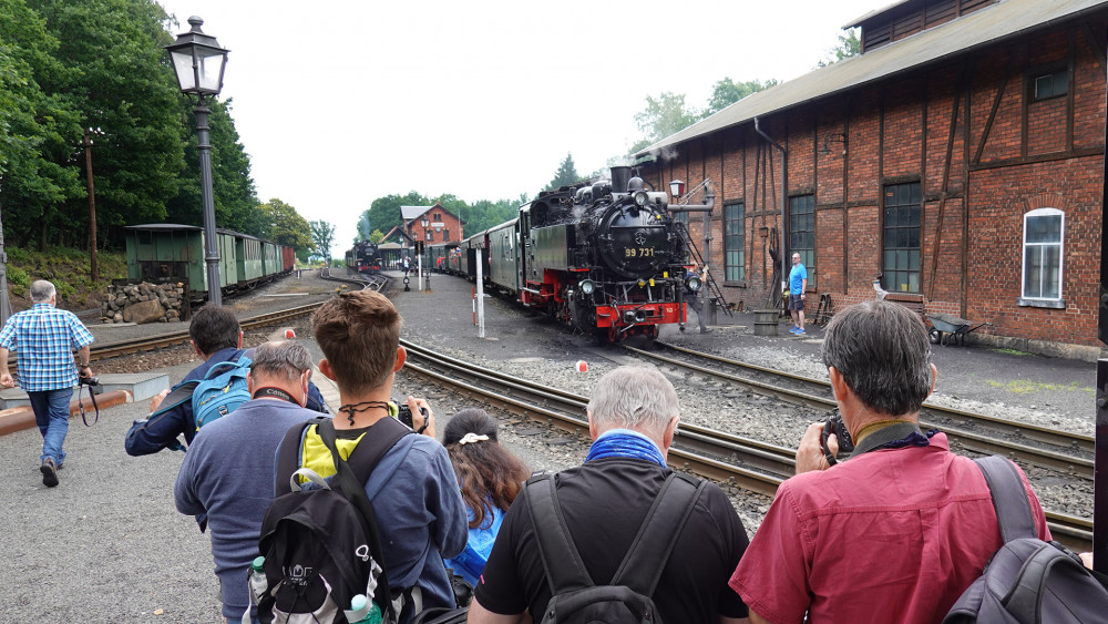 Jedna z atrakcí úzkokolejky, v Bertsdorfu si můžete vyfotografovat dnes již světovou raritu, současný výjezd dvou parních vlaků.