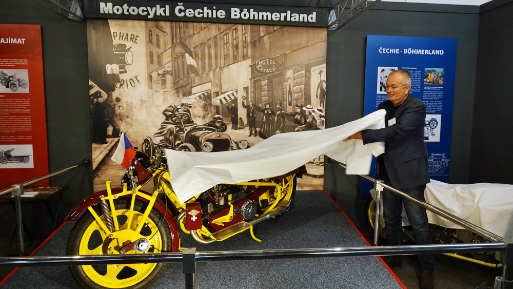 Tomáš Kysela se z titulu své funkce ujímá odhalení motocyklu Böhmerland, trojmístné verze o objemu válců 350 cm3.