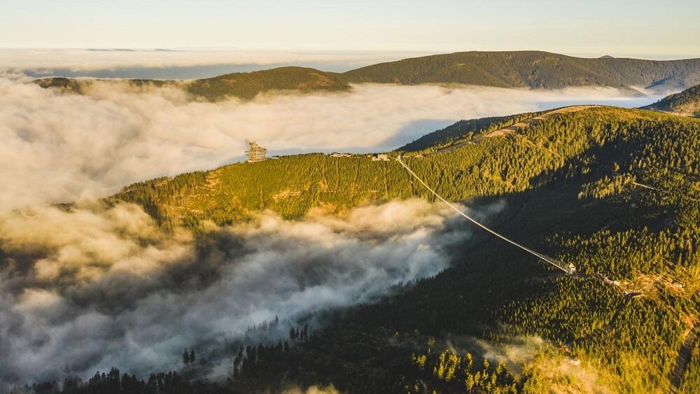 Visutý most, nejdelší na světě, je v ptovozu od 13.5. Foto z www.kudyznudy.cz