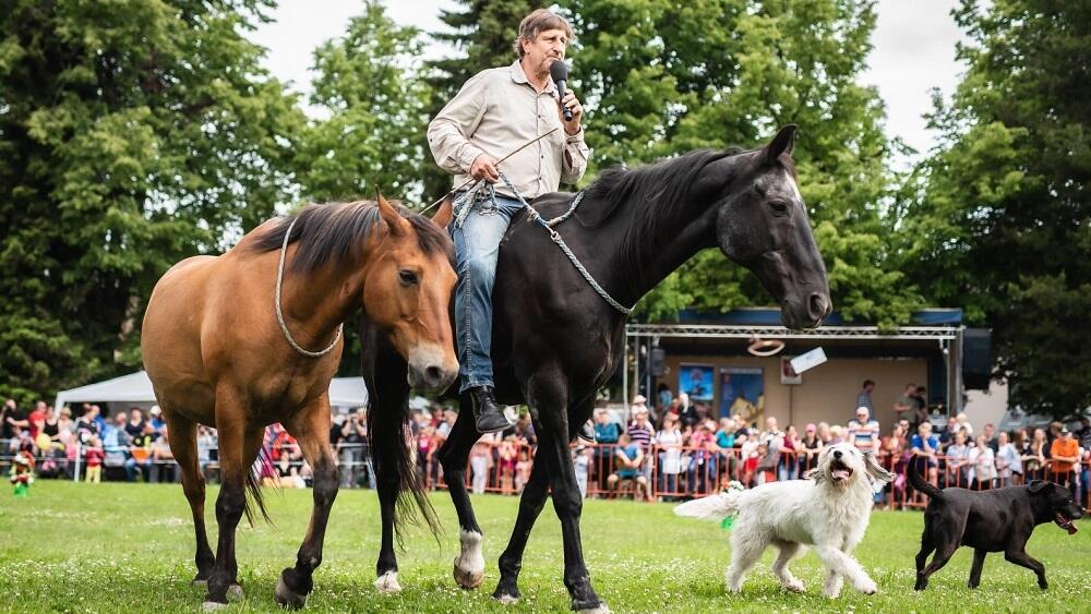 Herec Václav Vydra a jeho show na hřbetě koně. Foto: PČR