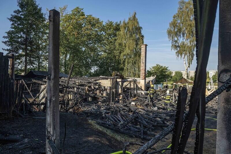 Když se rozednilo, byl rozsah škod jasnější. Hasiči dohašují. Foto: Artur Irma