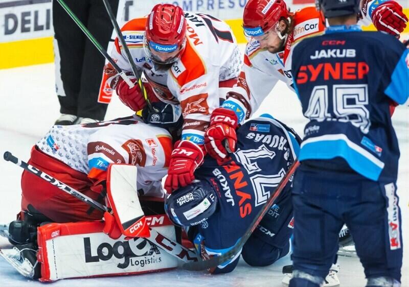 Twitter HC Bílí Tgři: První body do sezony! ? V samém závěru jsme dokázali srovnat a v prodloužení rozhodnout díky první trefě Uvise Balinskise v tygřím dresu.