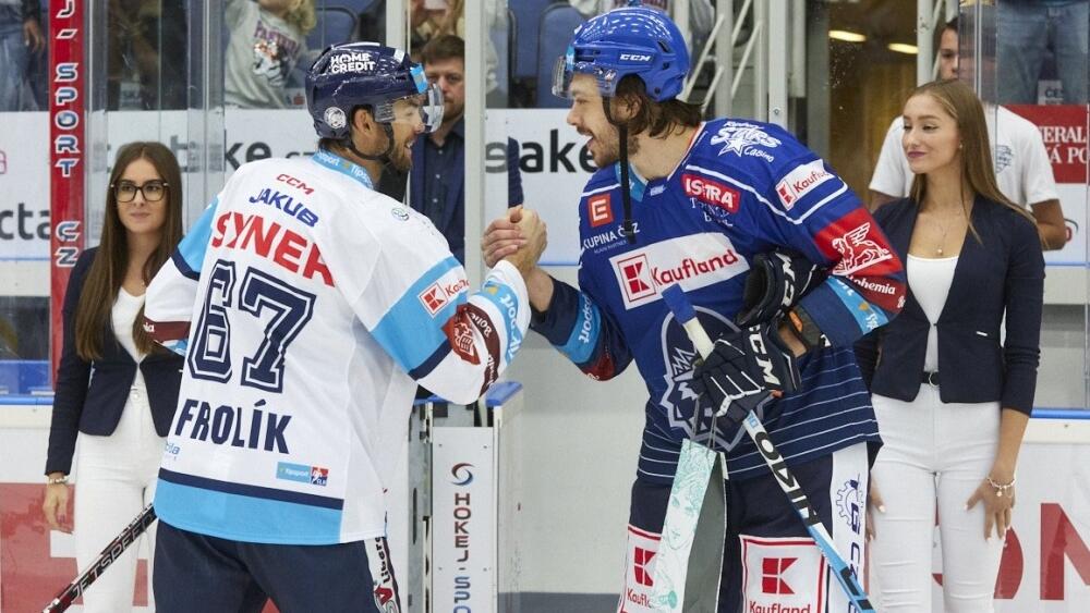 Michael Frolík při přebírání cen pro nejlepší hráče zápasu.