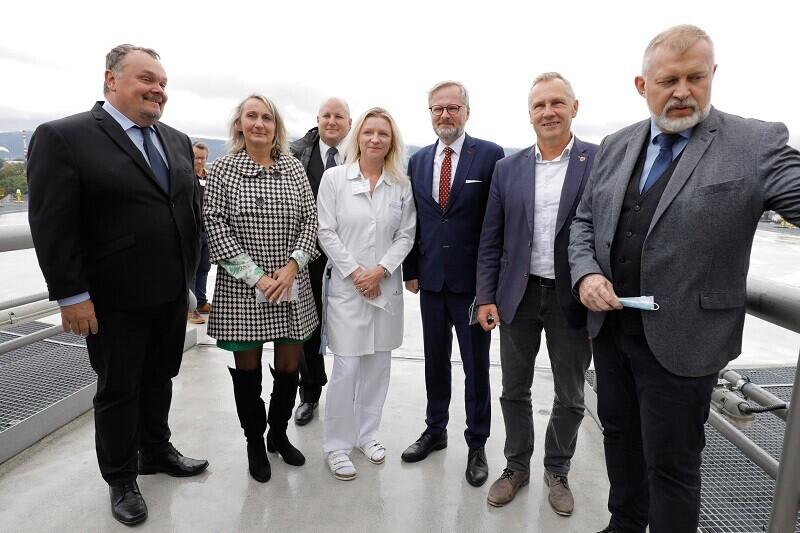 Premiér Petr Fiala při návštěvě liberecké nemocnice. S náměstky hejtmana i kandidující vrchní sestrou Lucií Židkovou (v bílém). Foto z twitteru premiéra