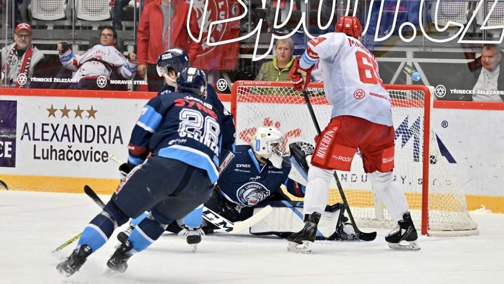 Jeden ze zákroků Jakuba Neužila při jeho premiéře. FOTO: Marian Jezowicz