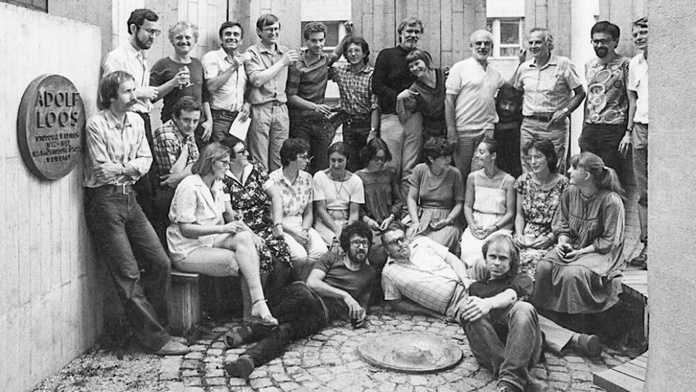 Loosův památník čerstvě dokončený r. 1981. Archivní foto od J. Suchomela