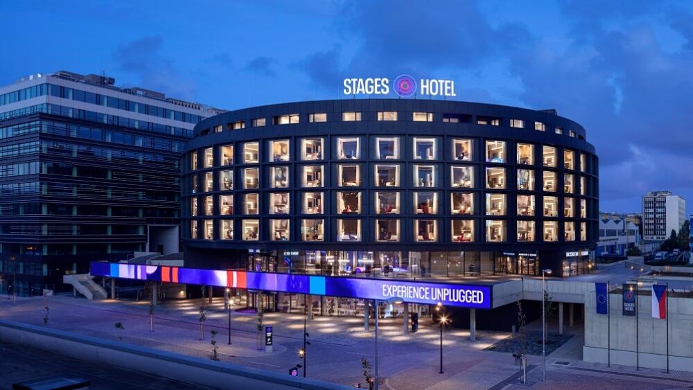 ...„stříbro“ obdržel pražský STAGES HOTEL Prague.