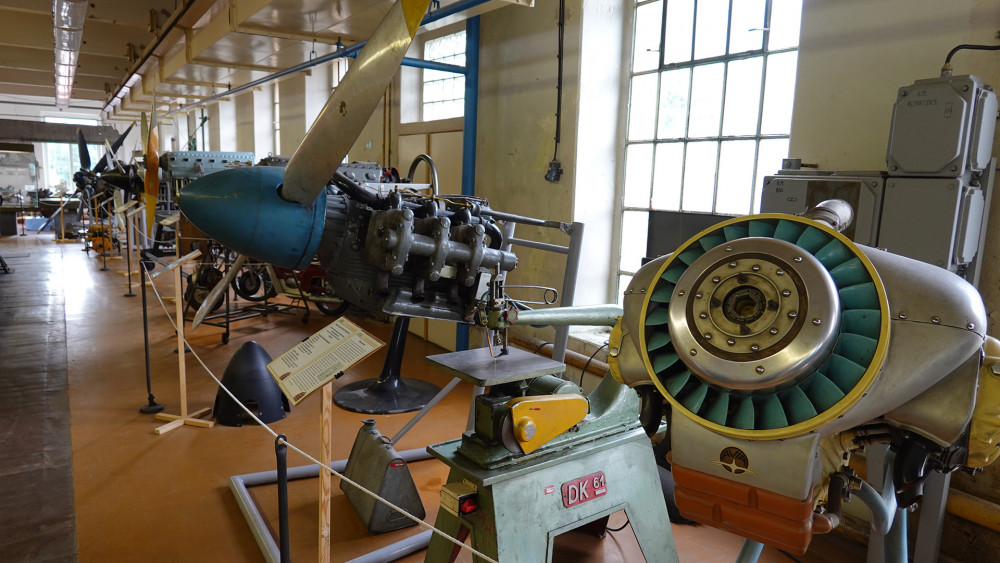 K vidění je velká sbírka historických leteckých motorů.
