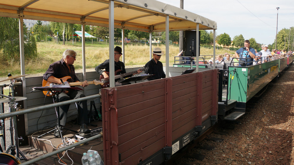 Občas je vypravený vlak, ve kterém hraje česká dixielandová kapela.