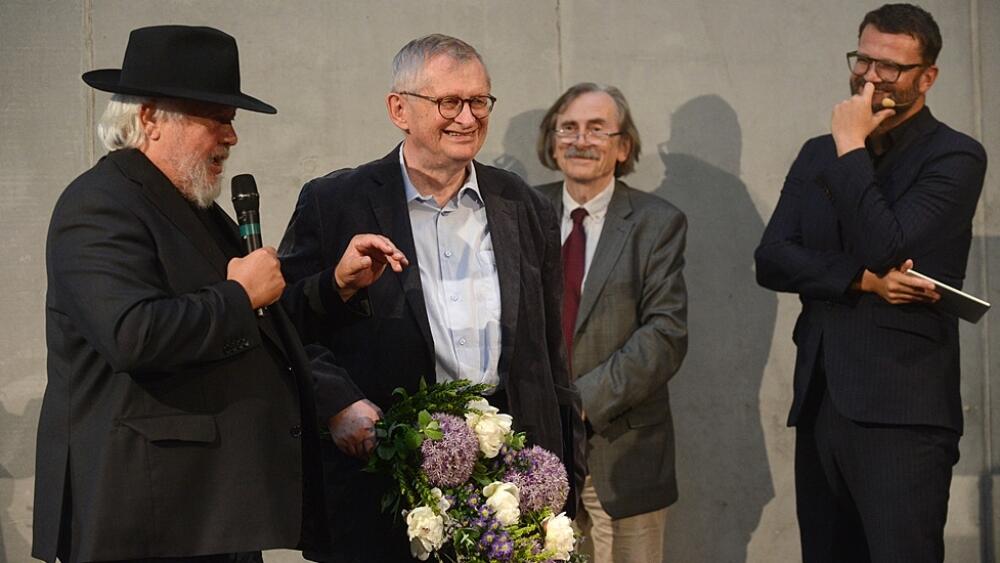 Za svou práci získal řadu ocenění. Zatím posledním byla v roce 2022 Cena Ministerstva kultury. Zde přebírá Poctu České komory architektů (2017). Foto: archiv ČKA