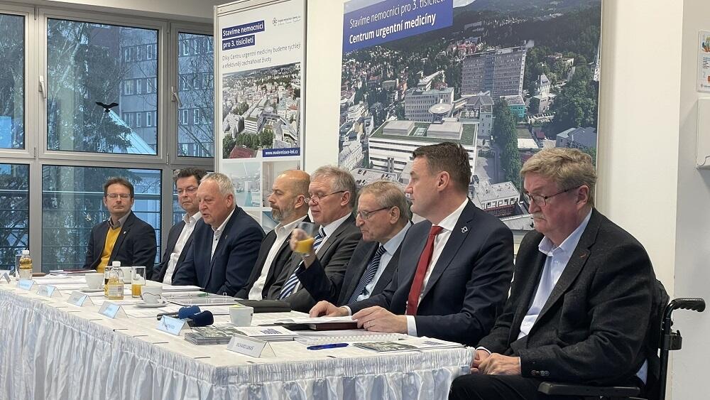 Foto z dnešní tiskové konfrence: Twitter KNL
