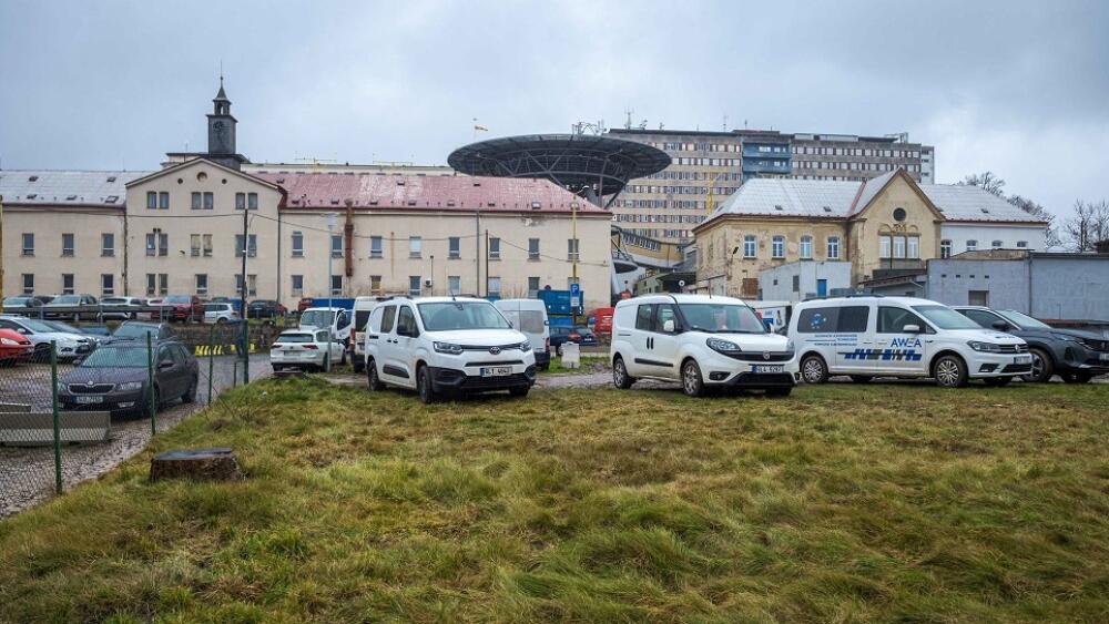 Prostor, který bude zastaven novým pavilonem. Foto: Artur Irma