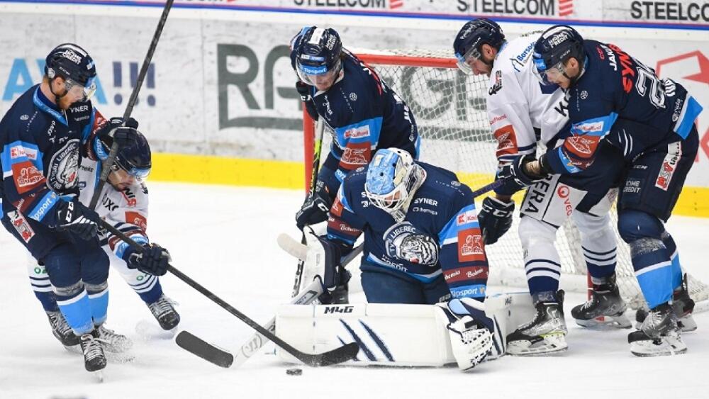 Nepřehledná situace před Petrem Kváčou, foto: Petr Kotala
