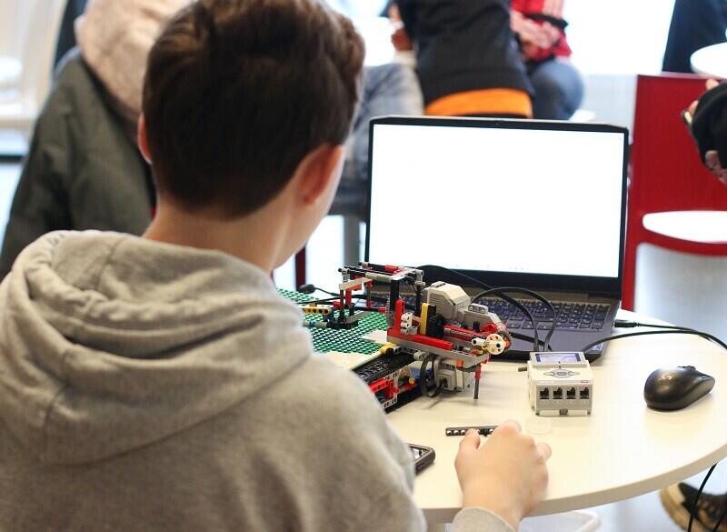 Patnáctý ročník soutěže robotických konstrukcí pro žáky základních a středních škol KyberRobot uspořádala tradičně Fakulta mechatroniky, informatiky a mezioborových studií TUL. Foto: Adam Pluhař, TUL