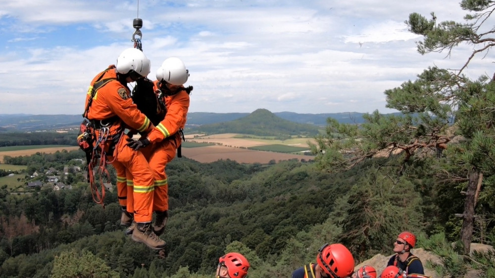 Záchrana ze skalního masivu Vlhošť, foto: HZS LK