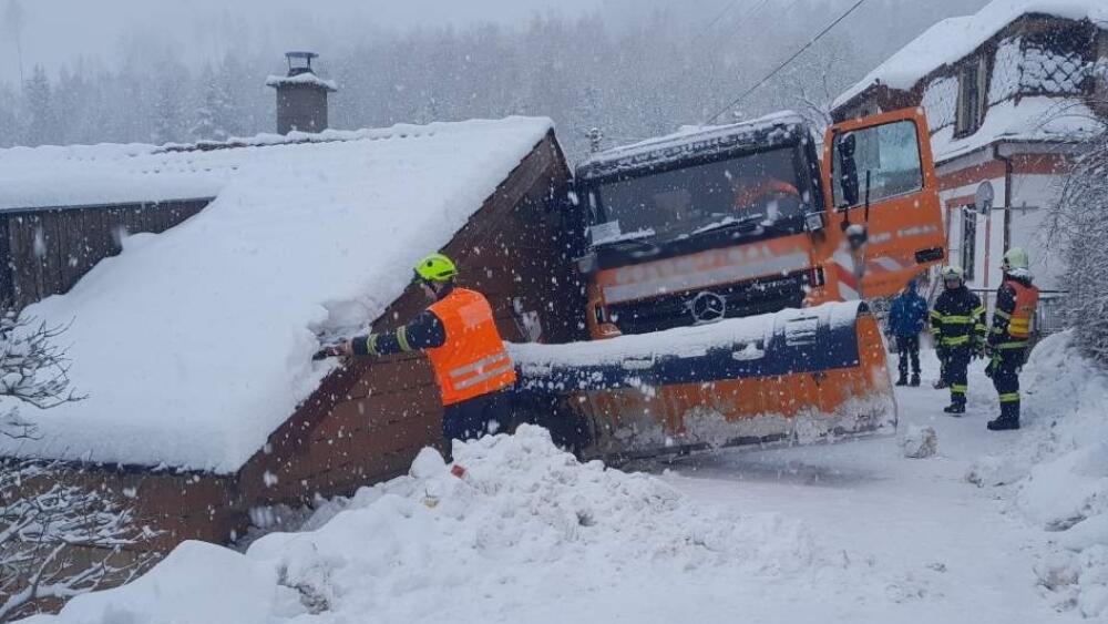 Vyjeli jsme také do Vlastiboře na Železnobrodsku k nehodě sypače, který byl opřený o dům, informují hasiči na FB. 