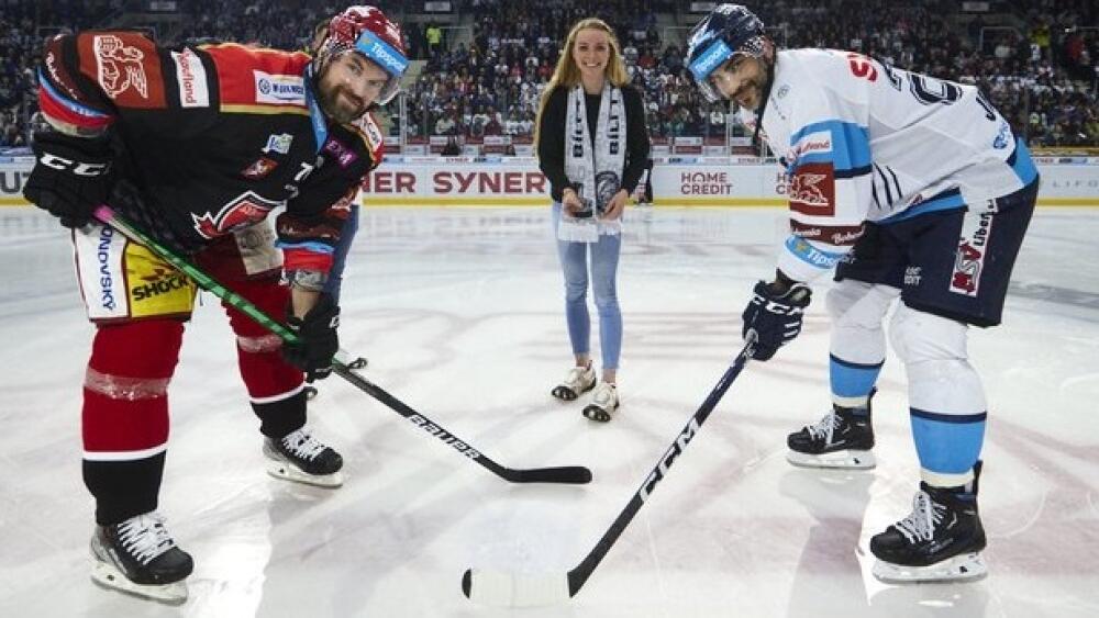 Čestnou buly do třetího čtvrtfinálového zápasu mezi Libercem a Hradcem vhodila reprezentační biatlonová dvojice Michal Krčmář - Markéta Davidová.