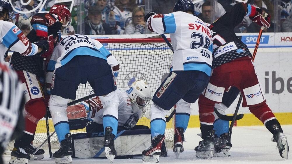 Skrumáž před brankou Jakuba Neužila.