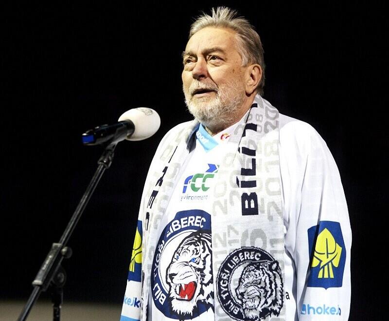 Státní hymnu před zápasem zazpíval emeritní sólista ND Luděk Vele.