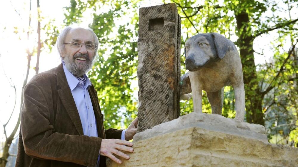 Martin Chaloupka, člověk, který se zasloužil o rozkvět Kryštofova Údolí. Zde odhaluje sochu Čurajícího voříška (archivní foto je z 18.10.2014).