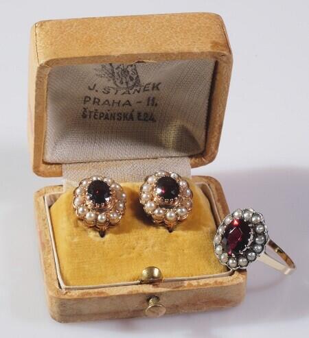 Kolekci tvoří prsten ze zlata o ryzosti 14kt, v jehož středu se nachází oválný briliantový brus českého granátu, a pár náušnic. Foto z FB muzea Č. ráje