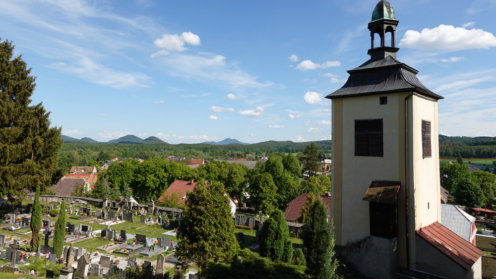 Zvonice, kterou míjíme cestou na hrad, je pozůstatkem farního kostela vesnice Krušina. (Předchozí název kdysi městečka Jestřebí.)